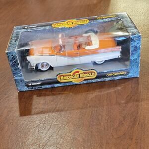 Ertl Collecitibles American Muscle 1956 Ford Sunliner 1:18 Scale Diecast New